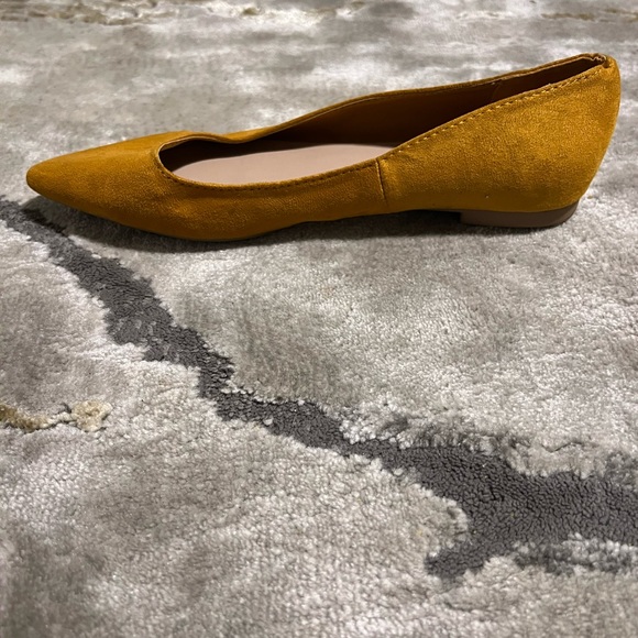 Mustard colored flats - Picture 4 of 5